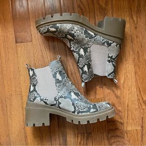 Universal Thread snake print lugsole boots